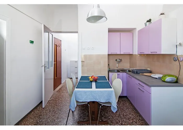 In Centre With Huge Terace 풀라