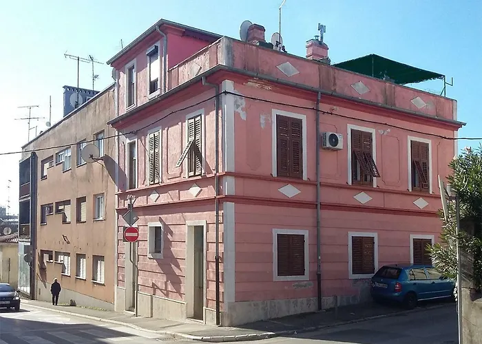 In Centre With Huge Terace * 풀라